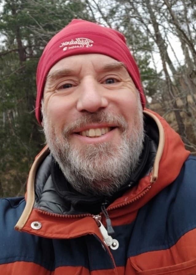 Till vänster syns en person i orange-randig jacka framför träd, ansiktet är dolt. Till höger en 20-årig Miklós i ett flyktingläger i Österrike, stående vid ett bord med telefon, karta och flagga i bakgrunden.