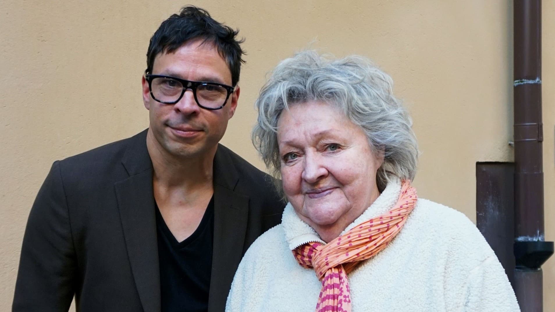 Söndagsintervjuns programledare, Martin Wicklin, med gästen Marianne Mörck, skådespelare och sångare.