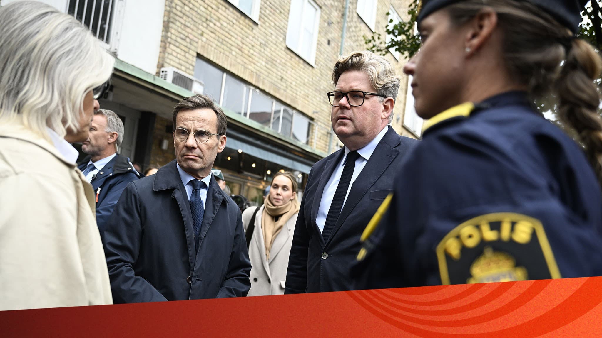 Statsminister Ulf Kristersson (M) och justitieminister Gunnar Strömmer (M) i samtal med landshövding Carina Ståhl Herrstedt när de besöker Gävle med anledning av helgens skjutning där en 13-årig gärningsman sköt sex personer.