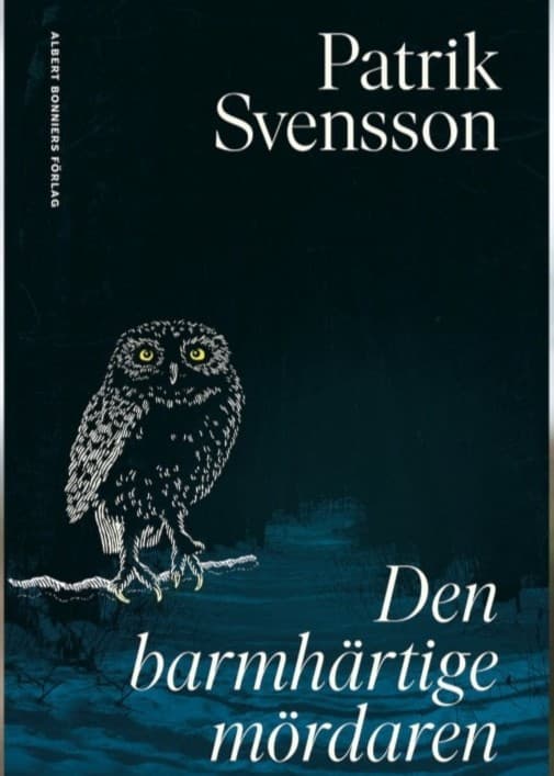 Porträtt av Patrik Svensson med en grusväg och träd i bakgrunden. Bredvid syns omslaget till hans bok 'Den lodande människan' med en mörkblå färg och en minimal design.