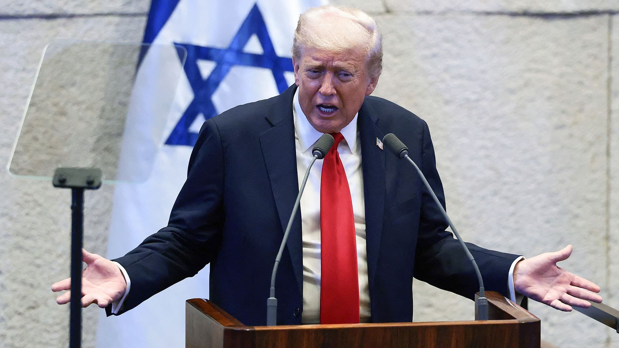 Donald Trump i talarstolen i Israels parlament Knesset