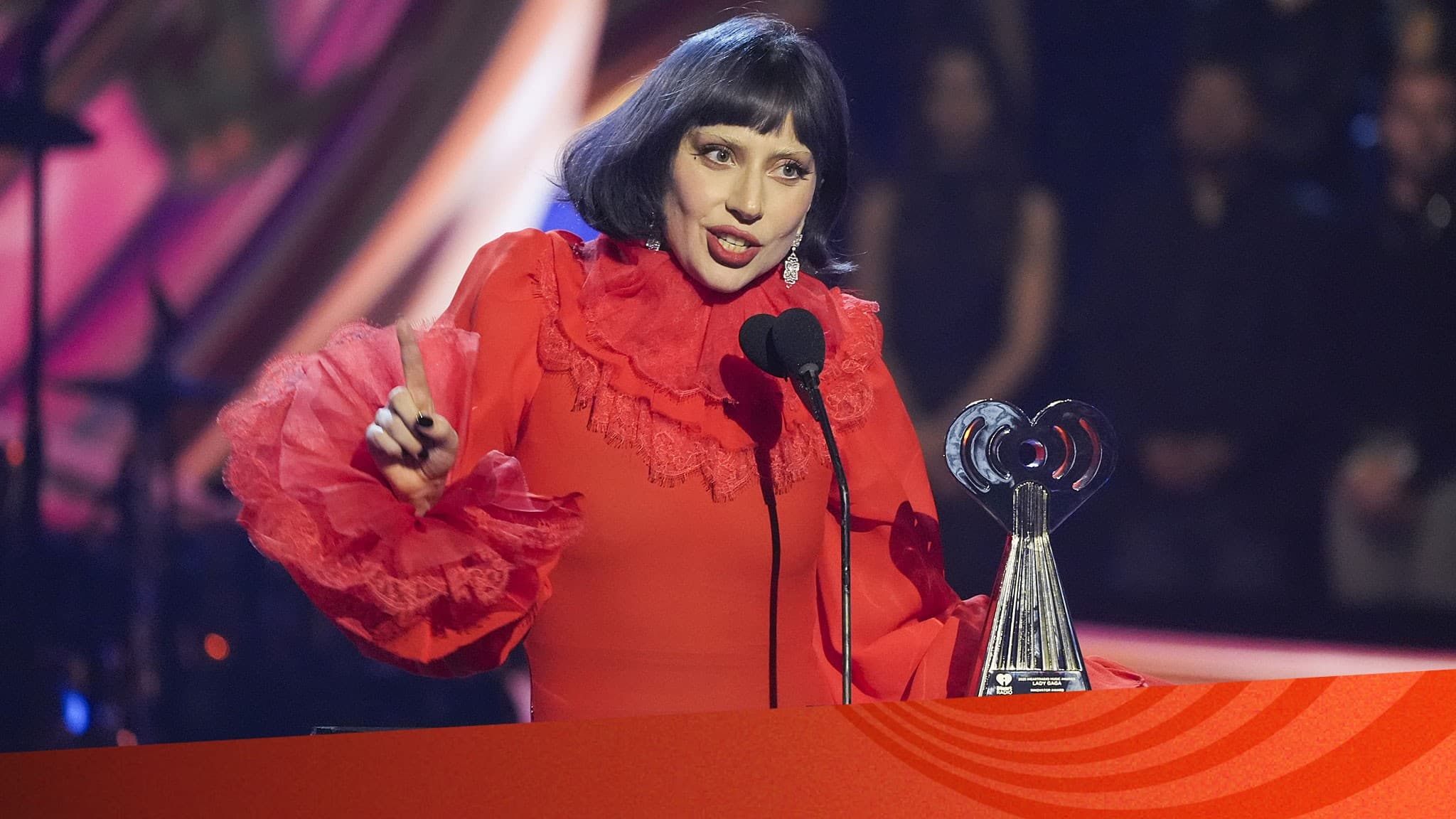 Lady Gaga tar emot ett pris.