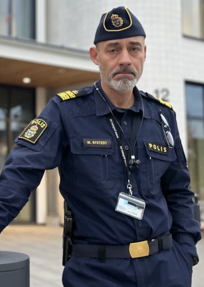 Michael Rystedt står utanför polisstationen i Umeå.