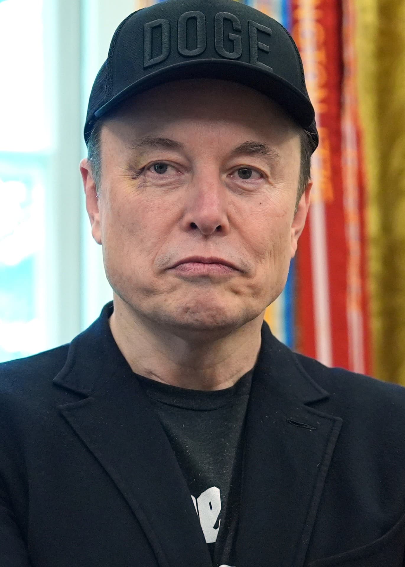 Elon Musk med armarna i kors