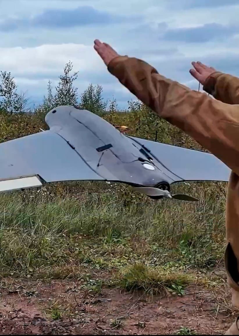 En rysk soldat skickar iväg en drönare i luften.
