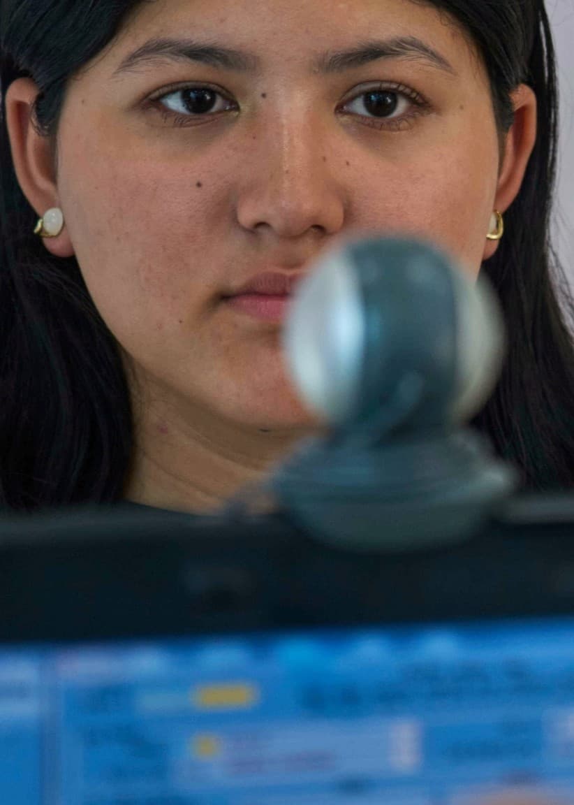Unga nepaleser köar för att få röstkort efter upproret. 