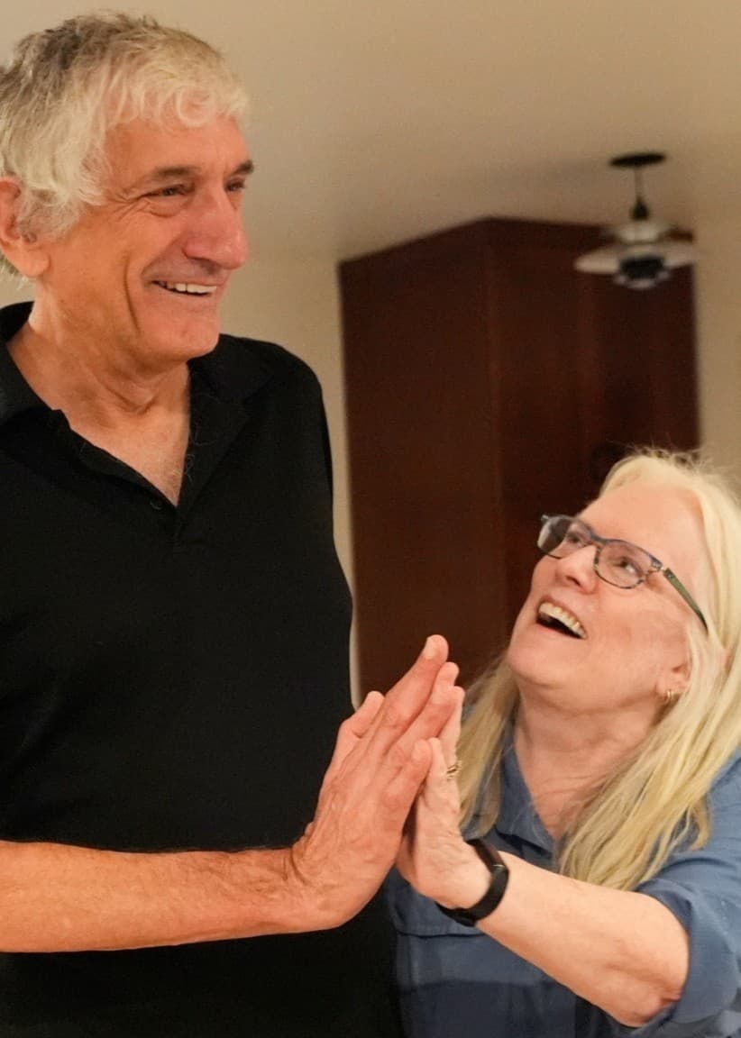 John Martinis står i sin vardagsrumsmiljö i Santa Barbara tillsammans med sin fru Jean efter att ha tilldelats Nobelpriset i fysik för sitt arbete med kvanttunneling.