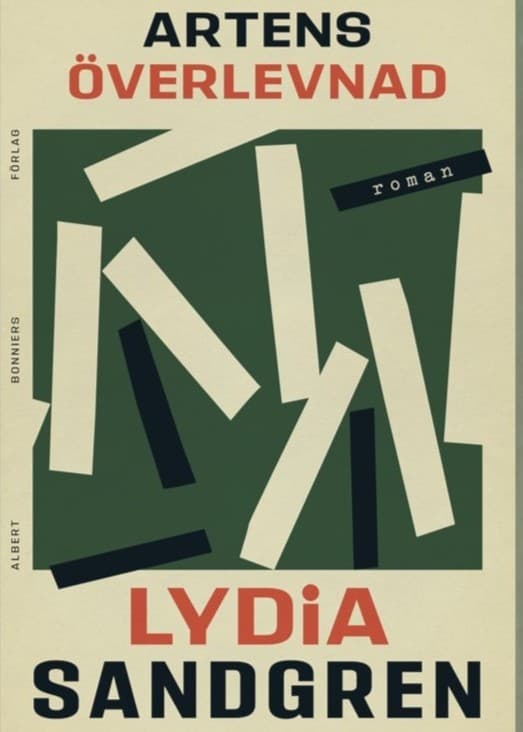 Lydia Sandgren står lutad mot en rad av pelare, bredvid en bok med titeln 'Arternas överlevnad' som har ett abstrakt omslag i gröna och beige nyanser.