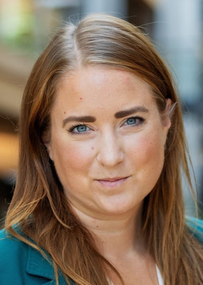 Centerpartiets EU-parlamentariker Emma Wiesner står vid en mikrofon under en pressträff.