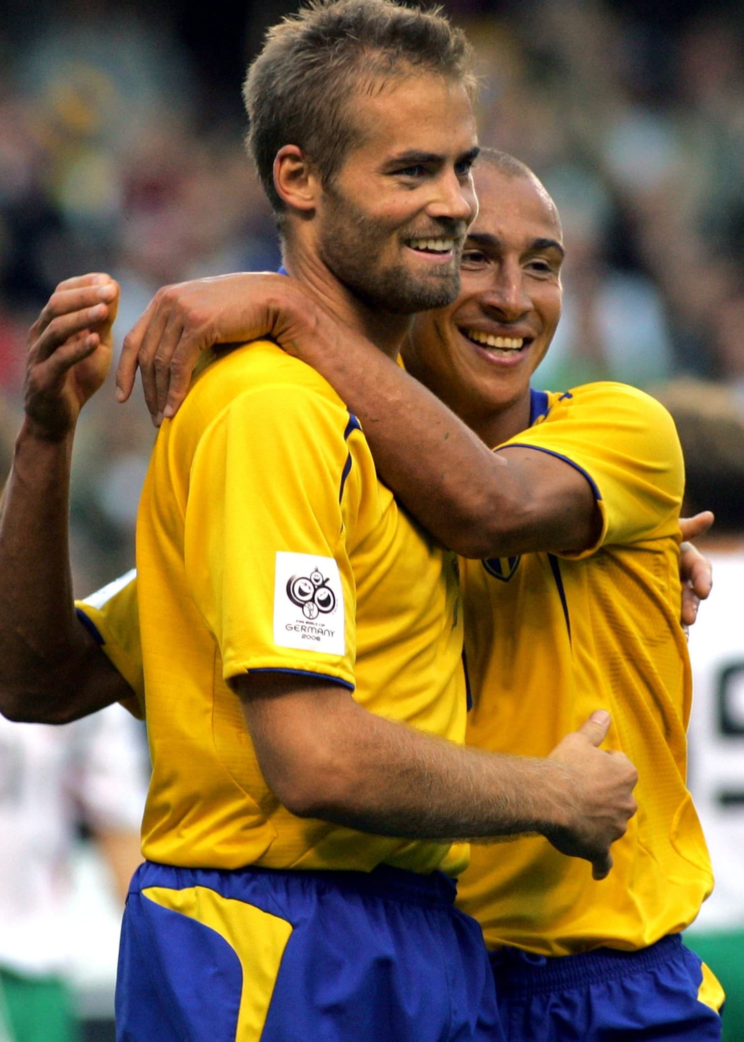 Olof Mellberg gratuleras av Henrik Larsson.