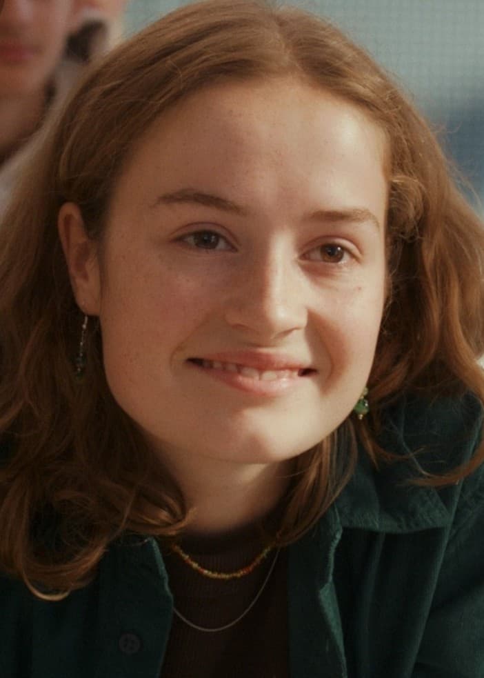 Ella Överbye porträtterar Johanne i TV-serien ”Drömmar”. Bilden visar henne sittande i ett klassrum med andra elever i bakgrunden.