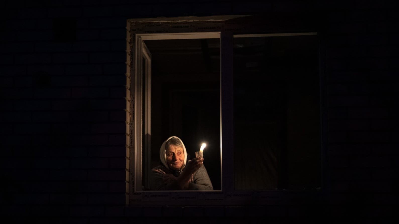 Arkivbild: Kvinna i fönster i Ukraina.