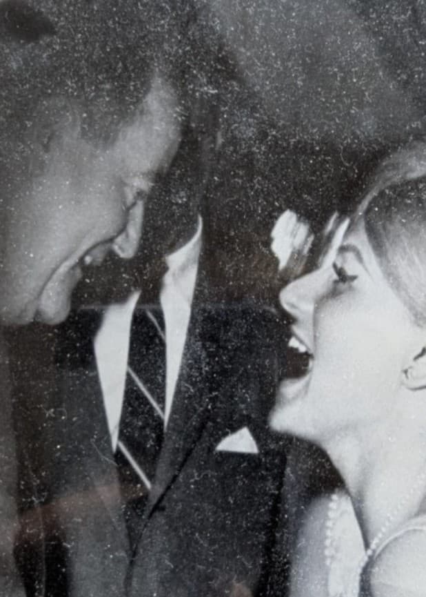 Svartvita bilder, porträtt på flygvärdinna från 1960-talet, samma kvinna i festkläder och där hon syns med en man, de ser på varandra och ser glada ut.