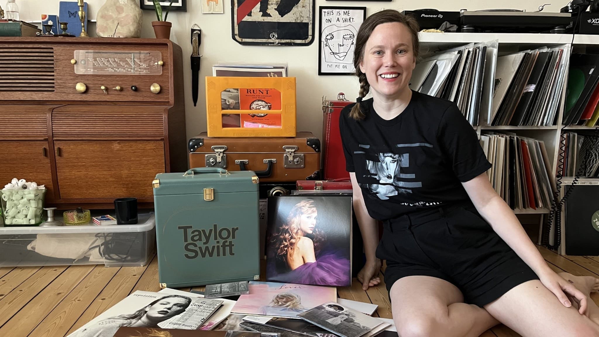 Petra Huisman sitter på golvet med några av sina Taylor Swift-album utspridda. Hon har en t-shirt från artistens Reputation-turné.