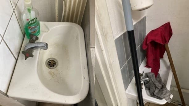 Ett litet handfat på en pizzeria i Hässleholm, med en flaska diskmedel bredvid kranen. Intill står en mopp och en hink med trasor. Väggarna är kaklade i vitt och grått.
