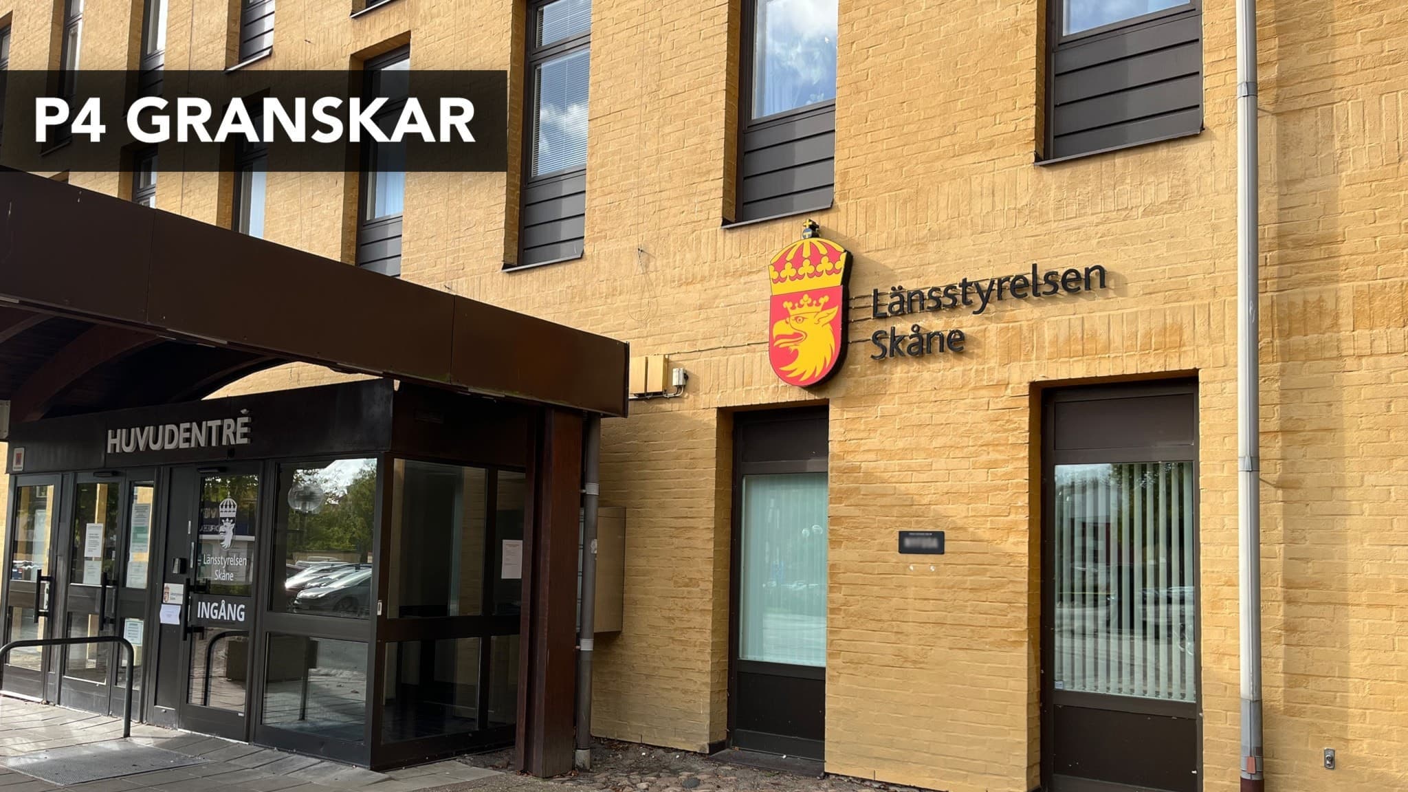 Entré till Länsstyrelsen Skåne med gul fasad och skylt med vapensköld. Texten 'P4 granskar' syns i hörnet. Byggnaden är del av artikel om djurskyddsenhetens arbete.