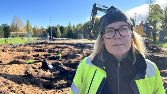 Arkeolog Annika Nordström vid utgrävningarna i Hedenäset.