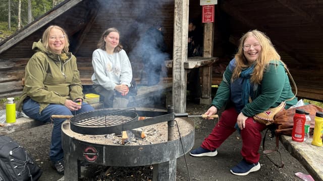 Makkaraa grillathaan Ylläksellä.