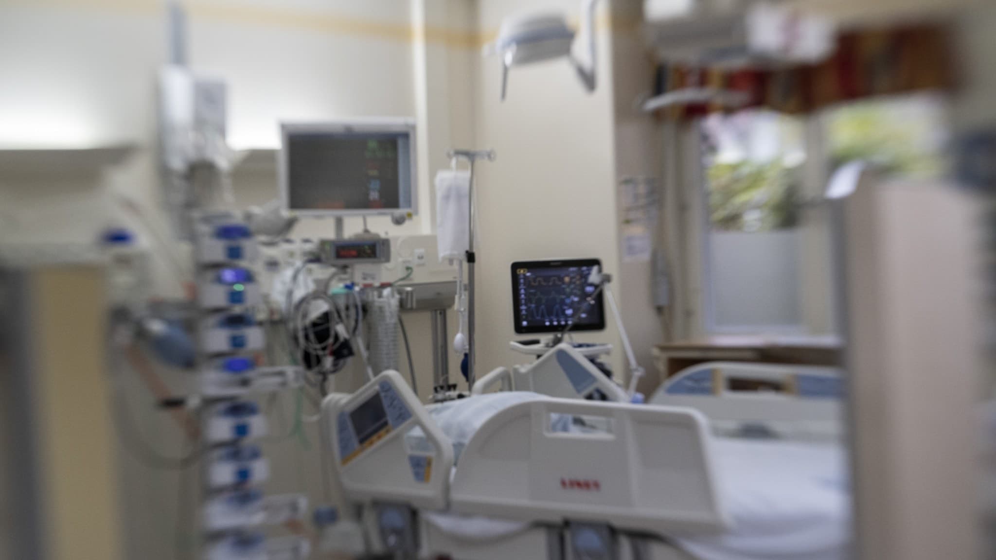 En sjukvårdsavdelning med avancerad medicinsk utrustning och en tom sjukhussäng. Bilden visar en intensivvårdsavdelning på Skövde lasarett, med övervakningsskärmar och medicinska apparater.
