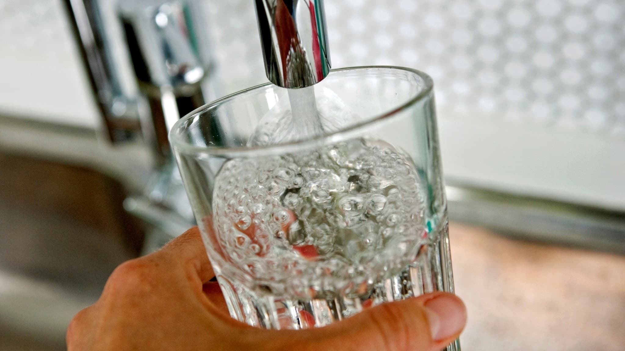 Kranvatten tappas upp i glas