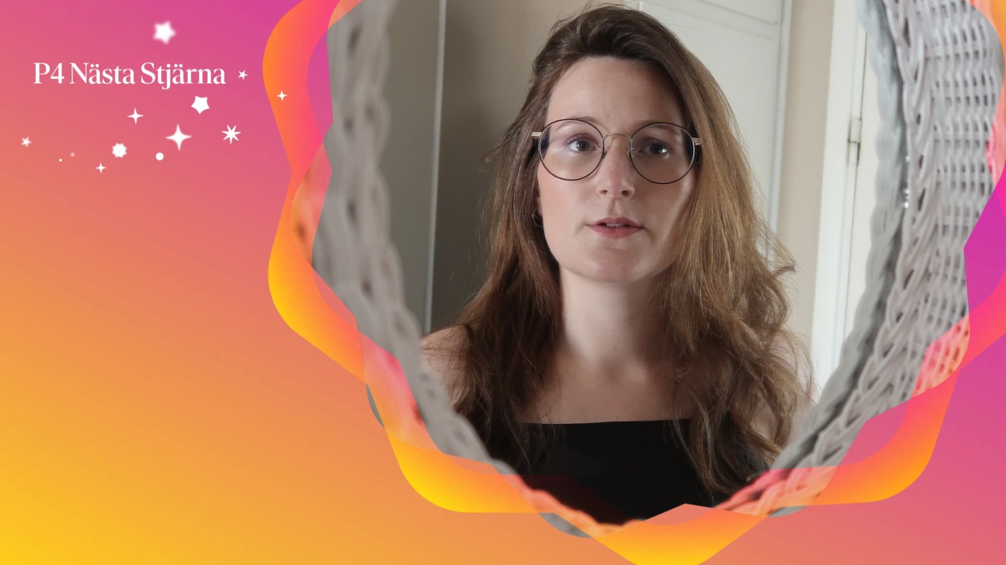 Wila, finalist i P4 Nästa Stjärna Göteborg, står framför en ljus bakgrund med långt brunt hår. Bilden har en färgstark design med rosa och orange toner samt texten 'P4 Nästa Stjärna'.