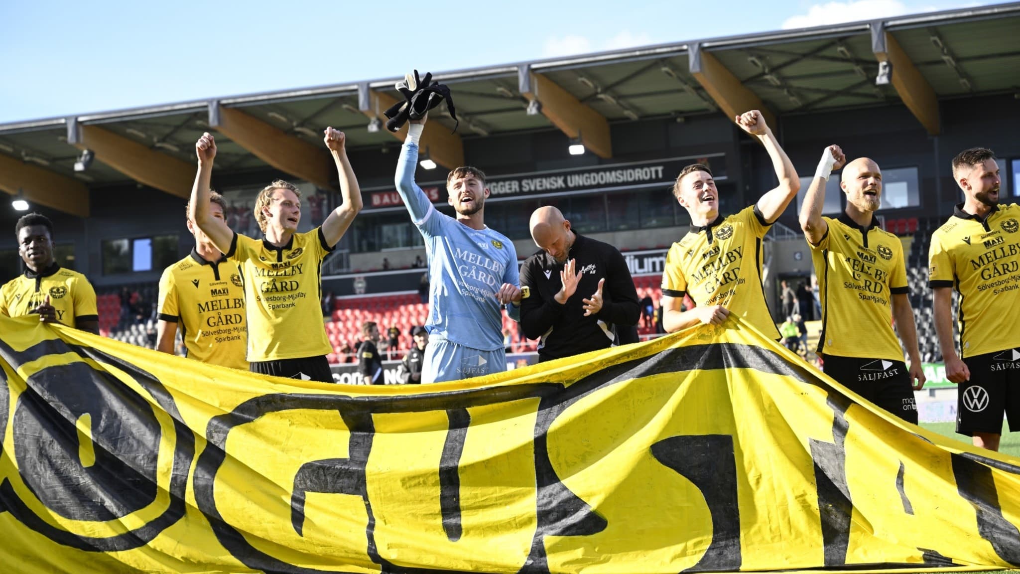 Mjällby firar segern mot Brommapojkarna i lördags. 