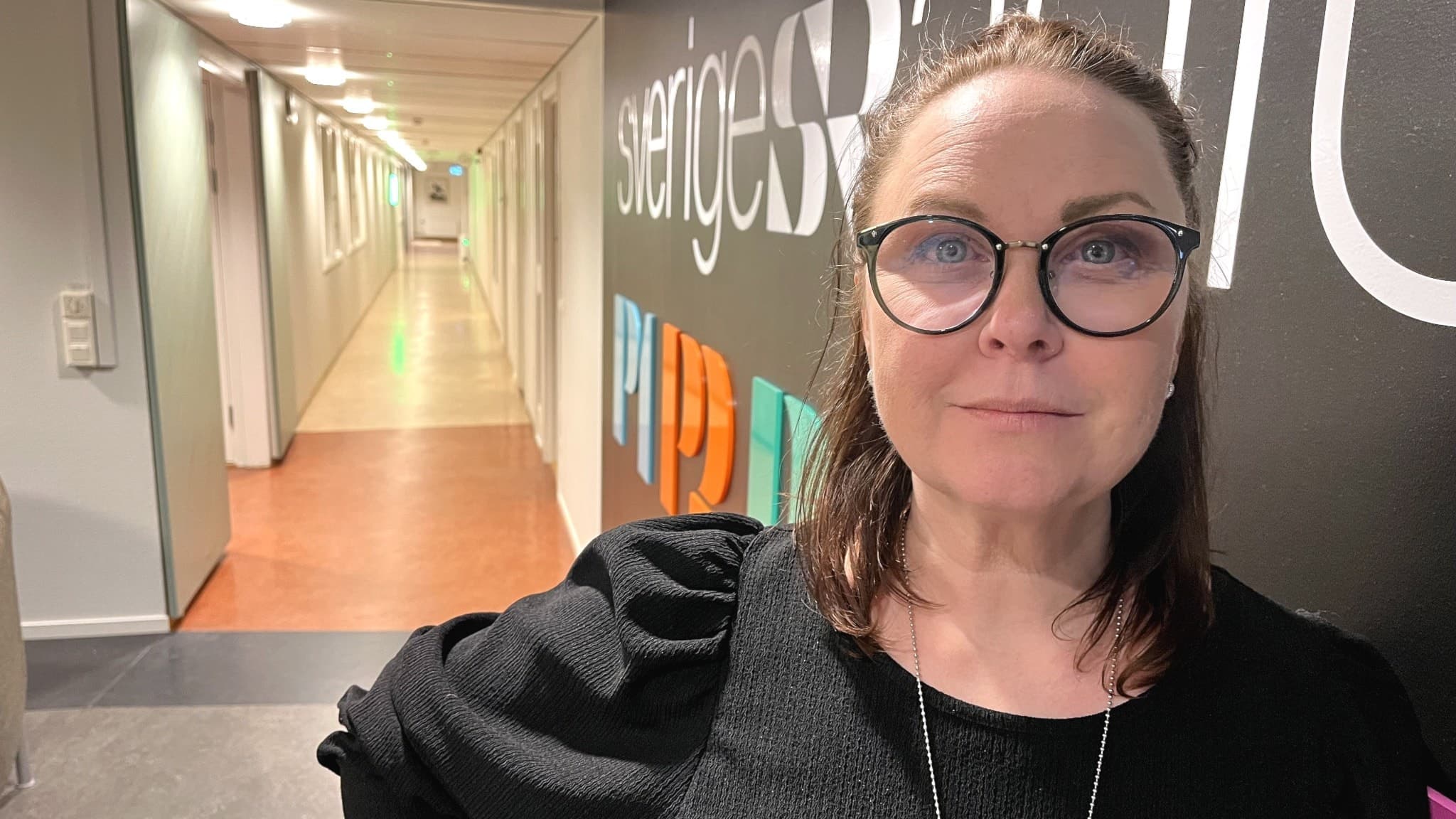 Cecilia Lundberg, sjuksköterska på ett äldreboende i Umeå. Hon står i Sveriges Radios korridor i Umeå.
