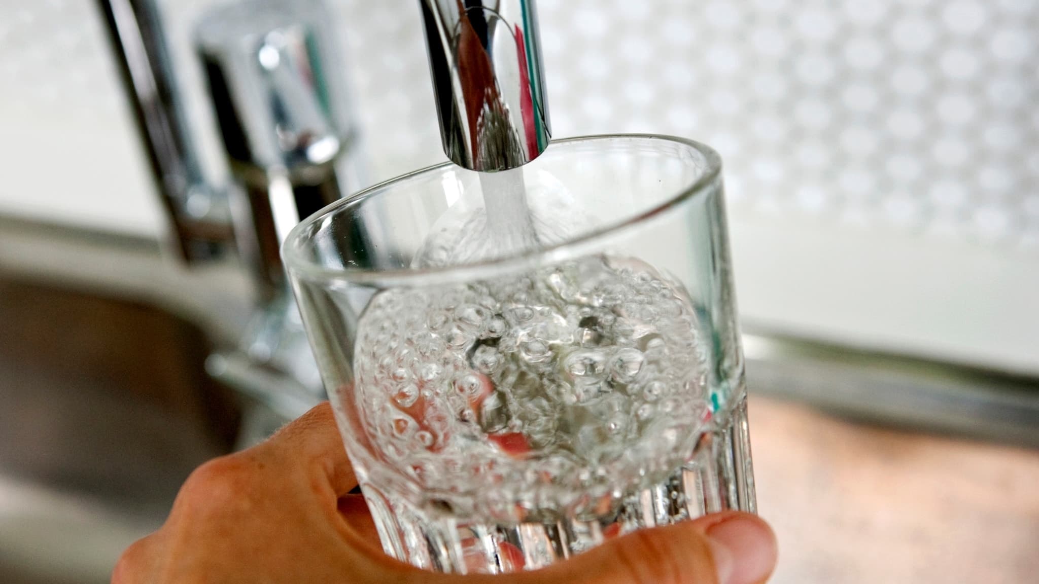 Vatten hälls upp i ett glas från vattenkran. Foto Christine Olsson/TT