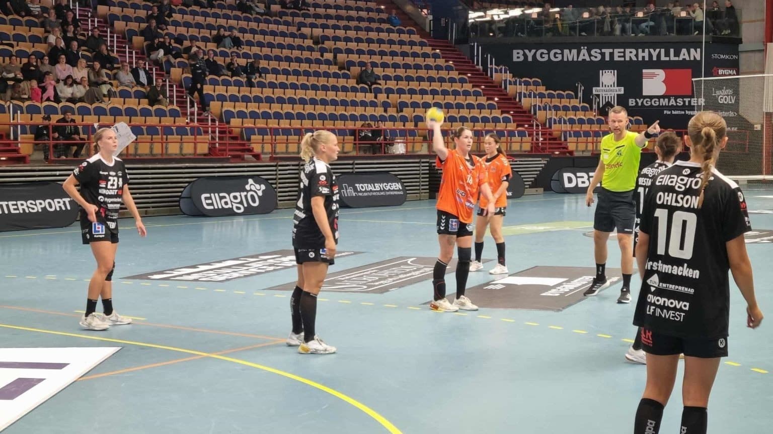 Bortalaget Kristianstad har bollen i ett anfall mot VästeråsIrsta 
