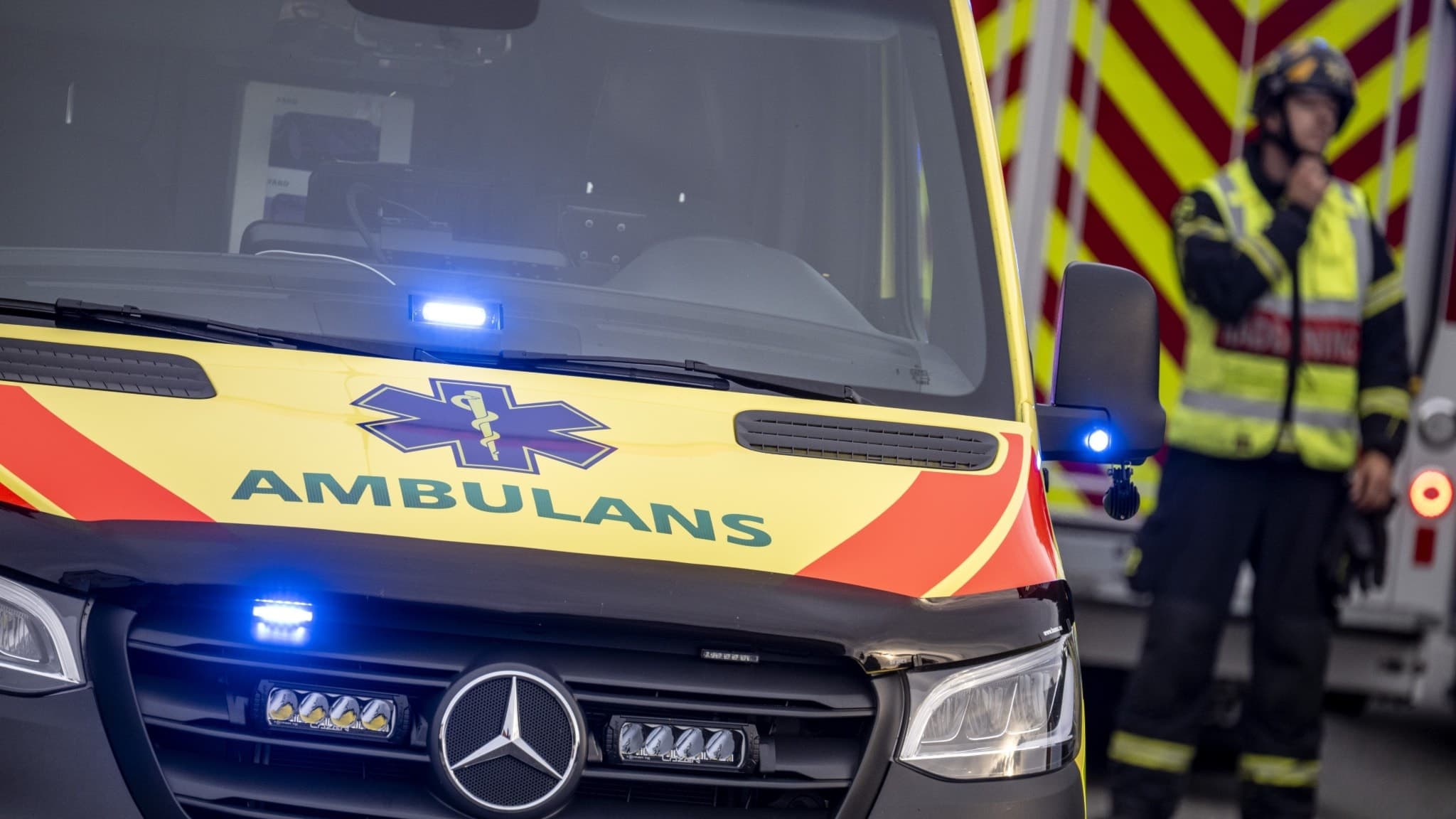 En ambulans och räddningstjänst är på plats efter att en skåpbil kört av vägen och kraschat genom ett staket till en villaträdgård vid trafikplats Vilan, Kristianstad.