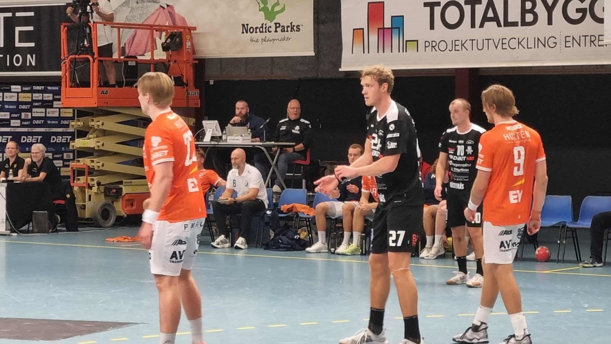 Handbollsspelare från VästeråsIrsta bygger upp ett anfall mot IFK Kristianstad.