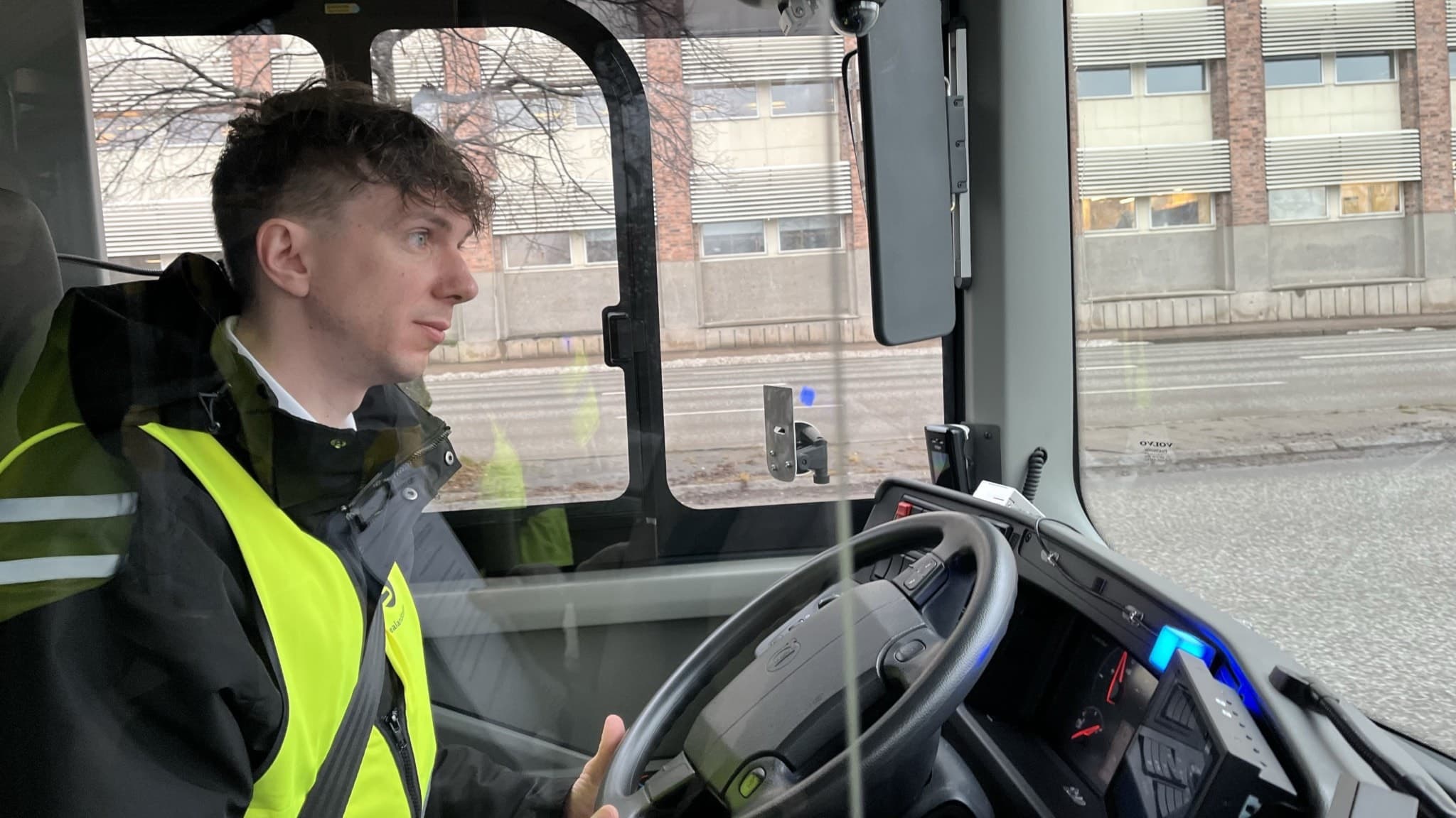 Adam Schatzl, busschaufför på Svealandstrafiken, använder en självkörande buss och hyllar teknikens under. 