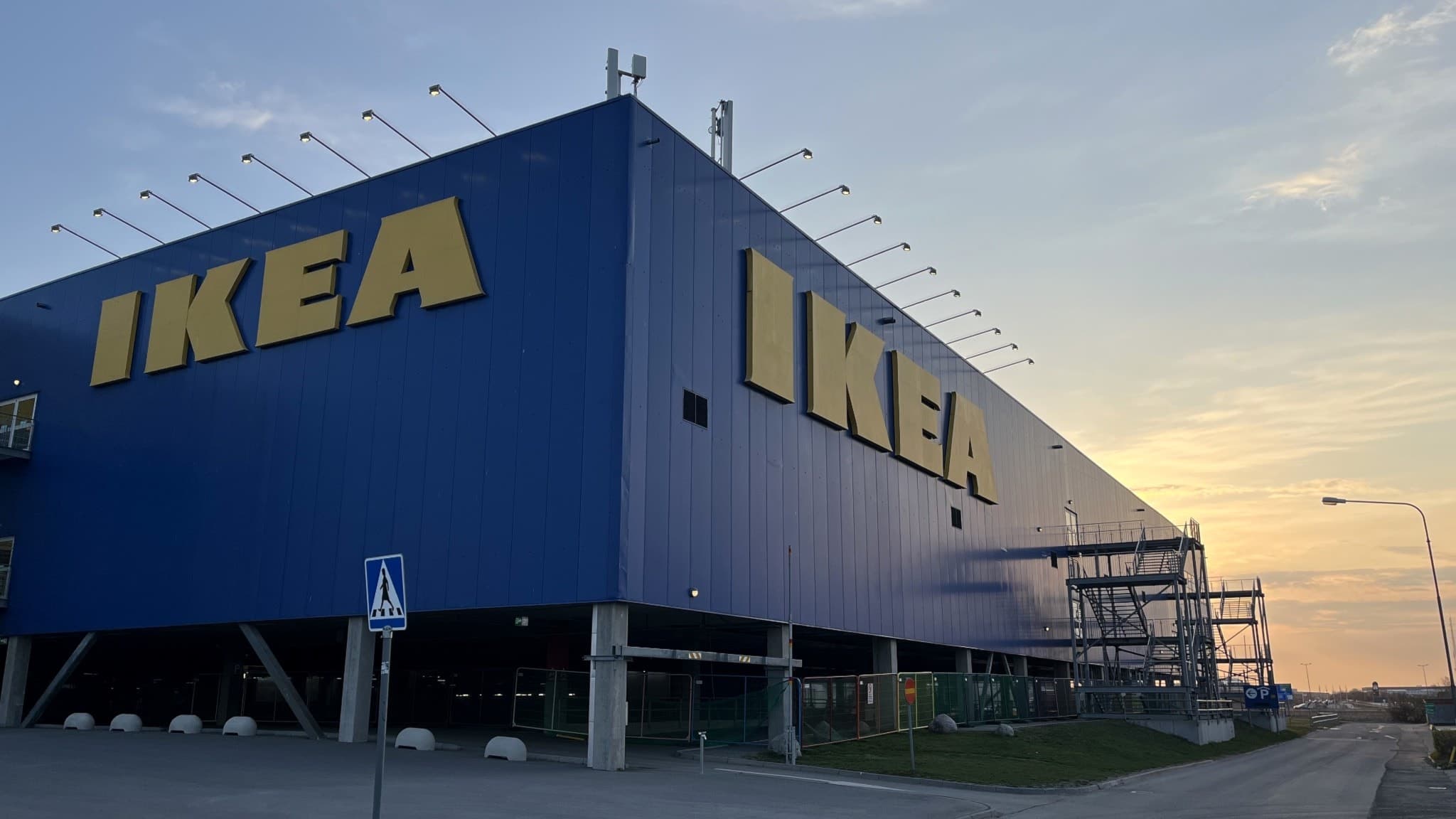 Blå byggnad med stora IKEA-skyltar på två väggar