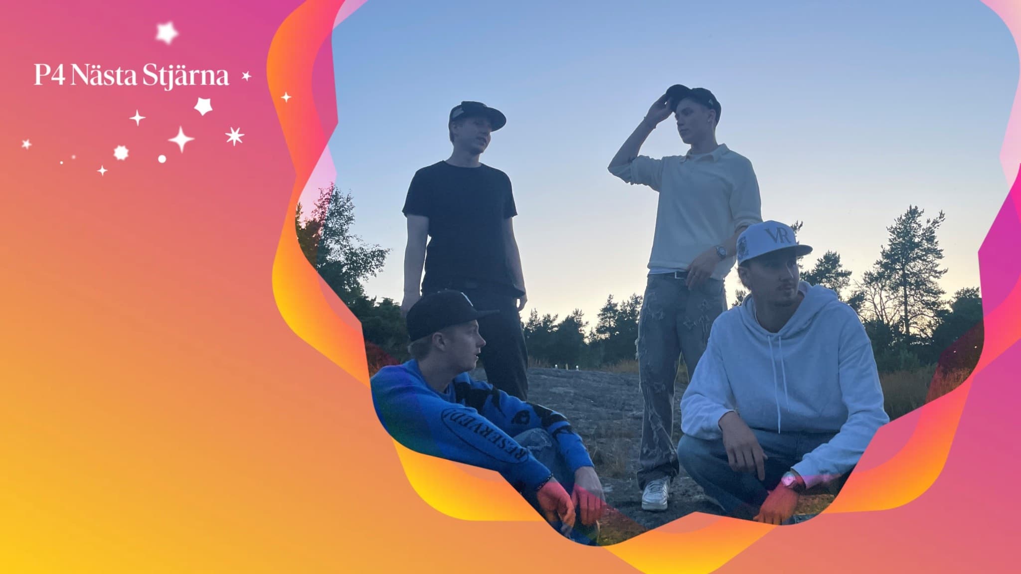 Bandet YSE från Åmål poserar utomhus i solnedgången. Fyra medlemmar, två står och två sitter, omgivna av färgstarka grafiska element i orange och rosa.