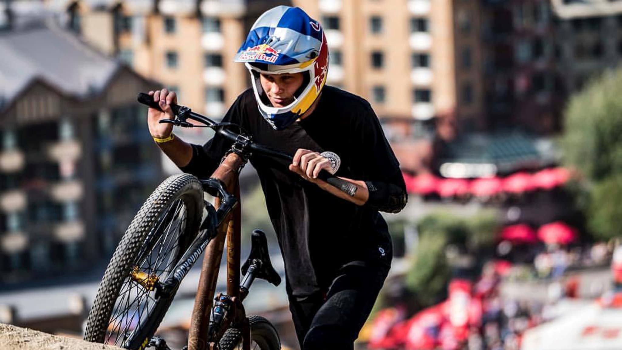 Emil Johansson går med sin mountainbike upp för en backe.