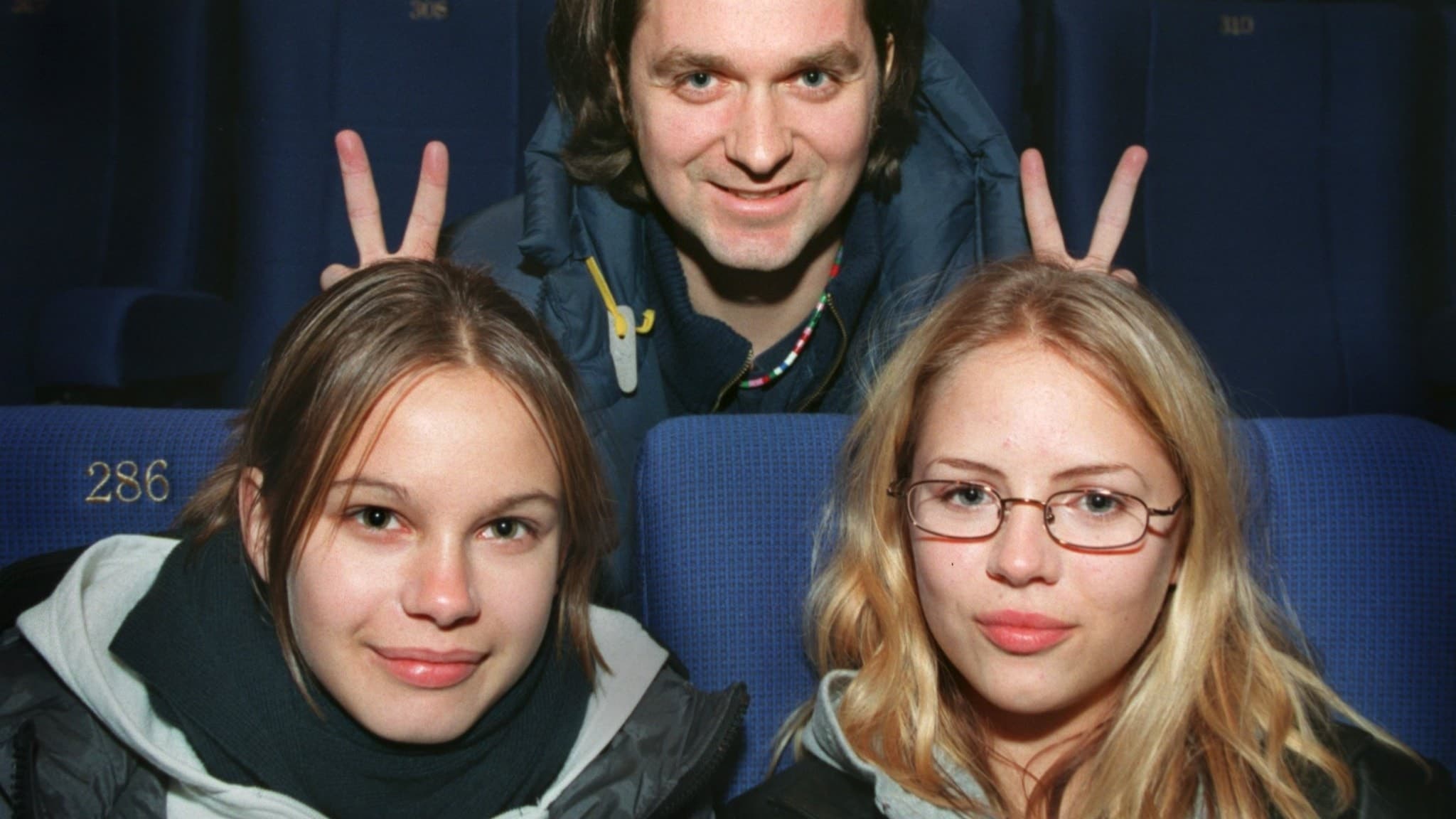 Bild på regissören Lukas Moodysson och skådespelare från filen ”Fucking Åmål”.