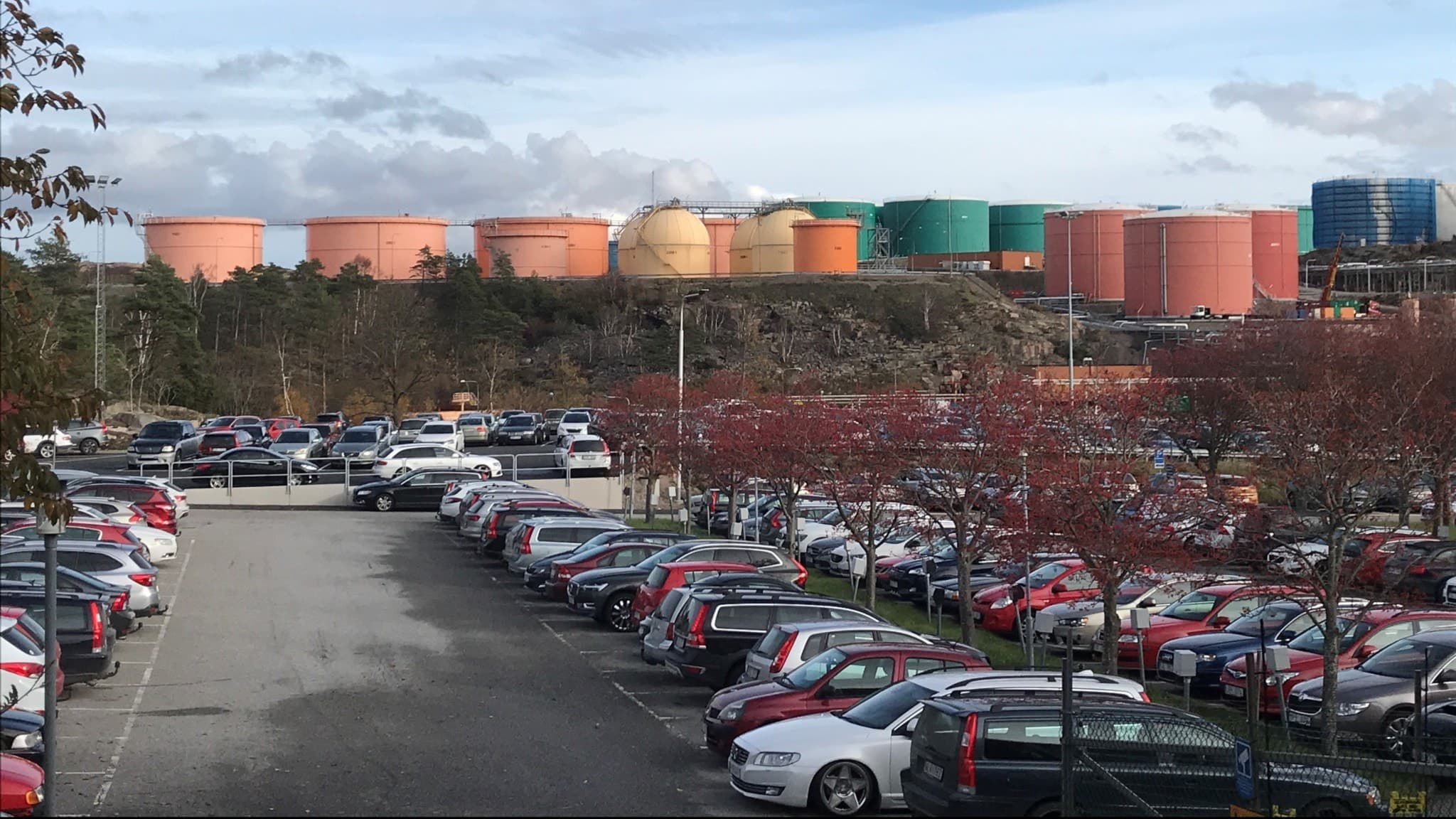 Massor av bilar på personalparkeringen på Preemraff i Lysekil.