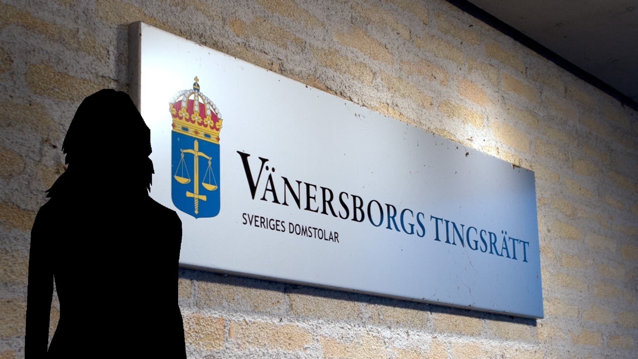 Skylt med texten 'Vänersborgs Tingsrätt' och Sveriges riksvapen på en vägg av ljus tegel. En mörk silhuett av en person syns i förgrunden, vilket antyder ett rättsfall.