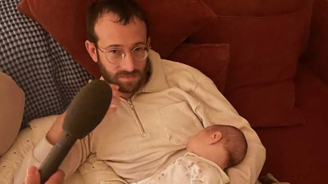 Simons bebis sover. Själv är han vaken.