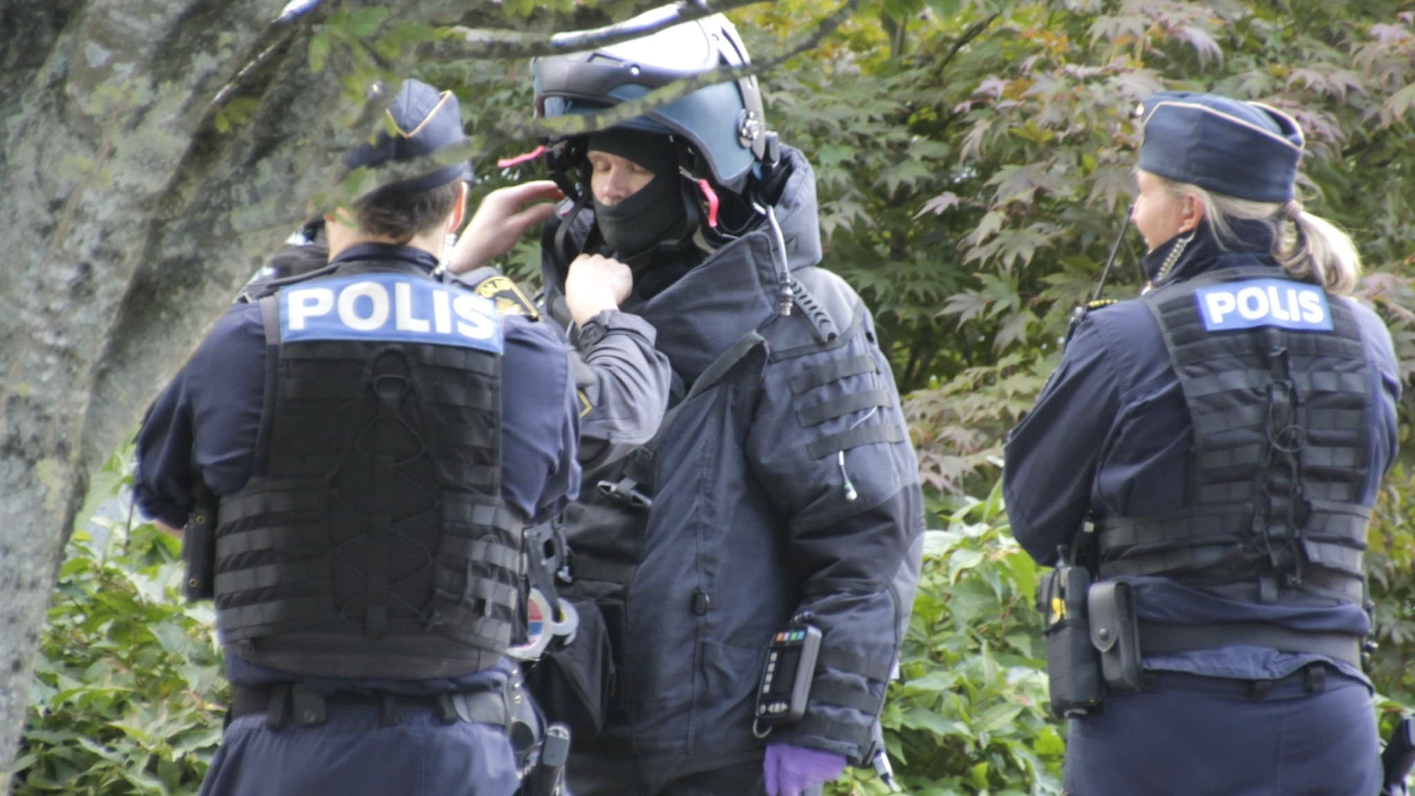 Misstänkt farligt föremål på Rotorp i Halmstad. Personal från Nationella bombgruppen och Polisen på plats vid ett lägenhetshus på Fågelvägen.