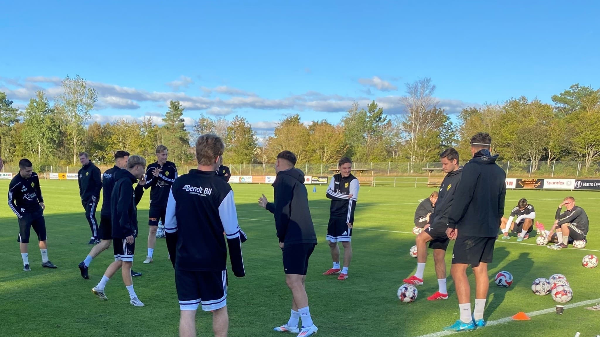 Fotbollsspelare i Laholms FK på en fotbollsplan.