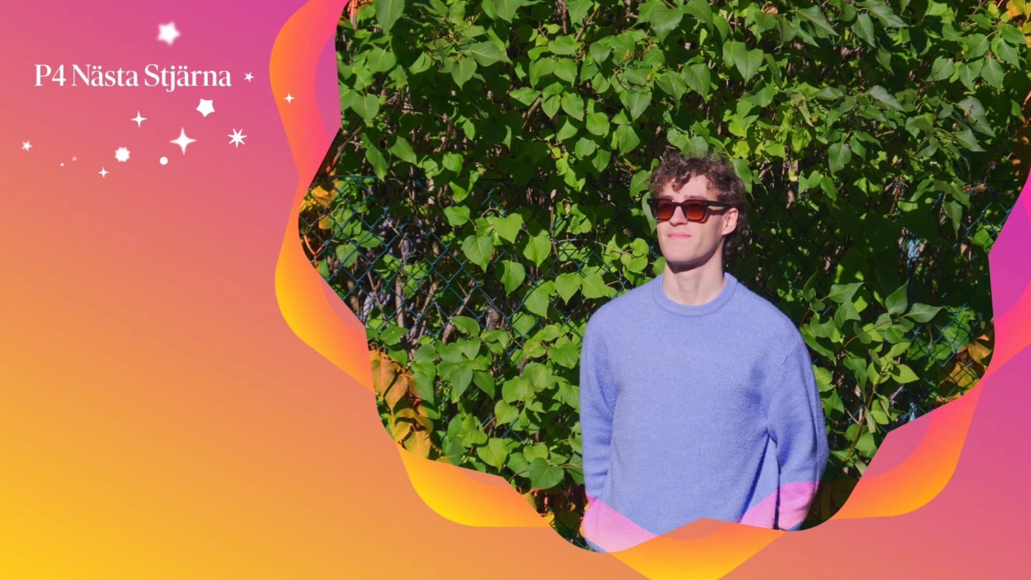 Jonatan Bäckström, finalist i musiktävlingen P4 Nästa Stjärna 2025, står framför en grön buske. Bakgrunden har färgglada grafiska element med texten P4 Nästa Stjärna.