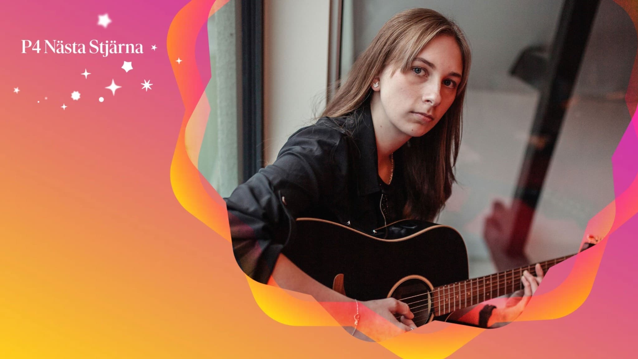 Mathilda Bohman spelar akustisk gitarr och sitter vid ett fönster. Hon är finalist i P4 Nästa Stjärna 2025 och tävlar med låten '(Coming) Home'. Bakgrunden har färgglada grafiska element.