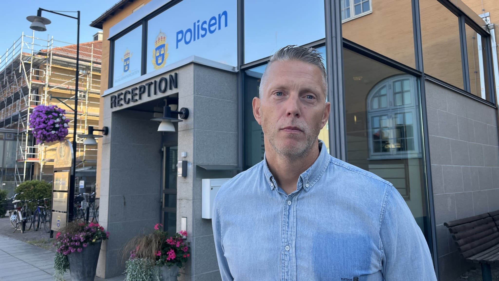 Magnus Roodla chef grova brott inom Östgötapolisen (för Norrköping och Linköping) står framför polishuset. Han har på sig en jeansskjorta och tittar allvarlig in i kameran. 