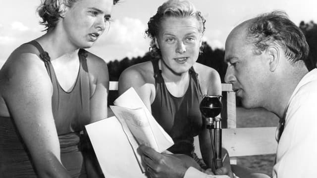 Hyland gör intervjuer under SM i simning 1950 