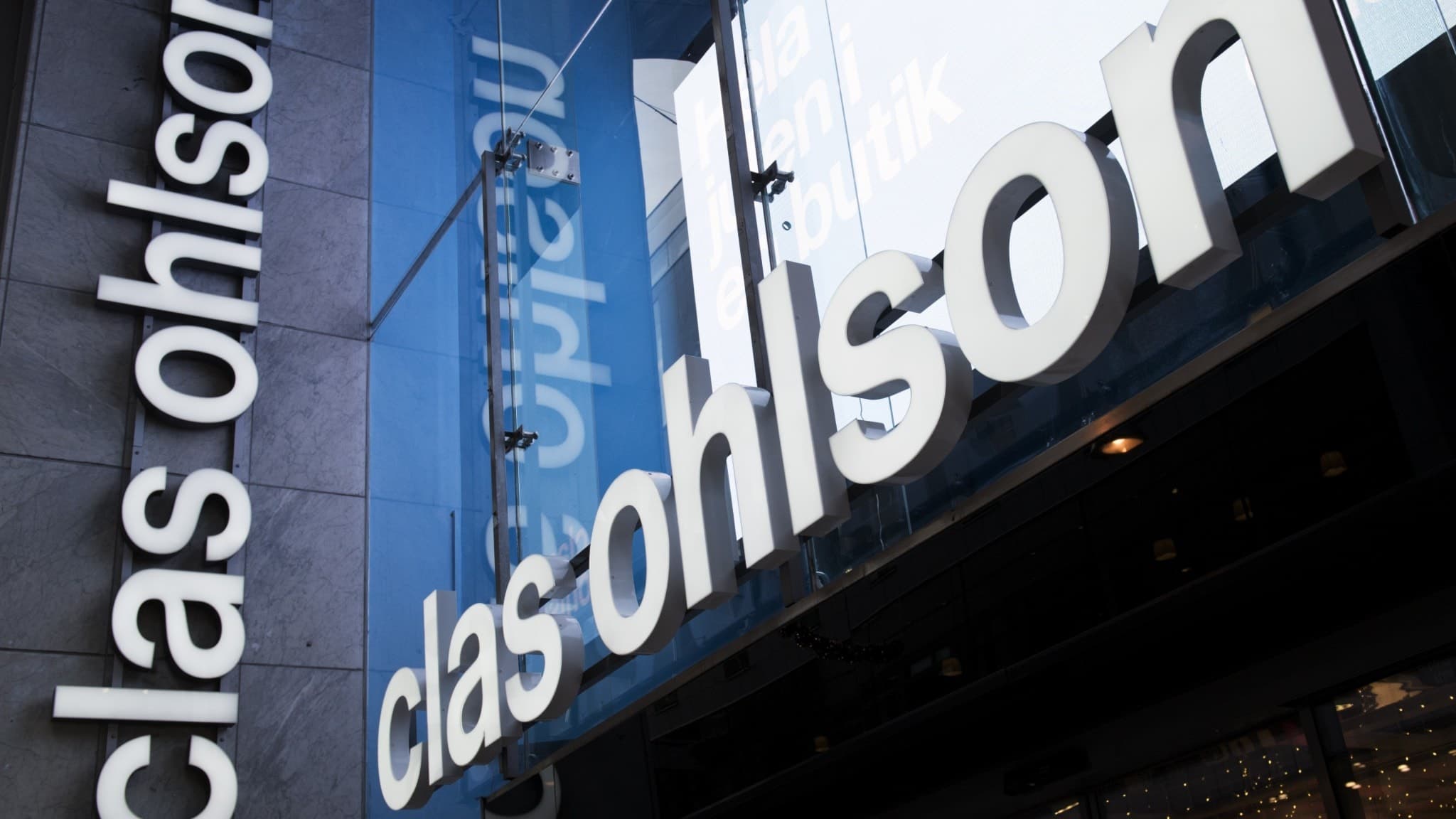 Skylt på byggnad med texten Clas Ohlson.