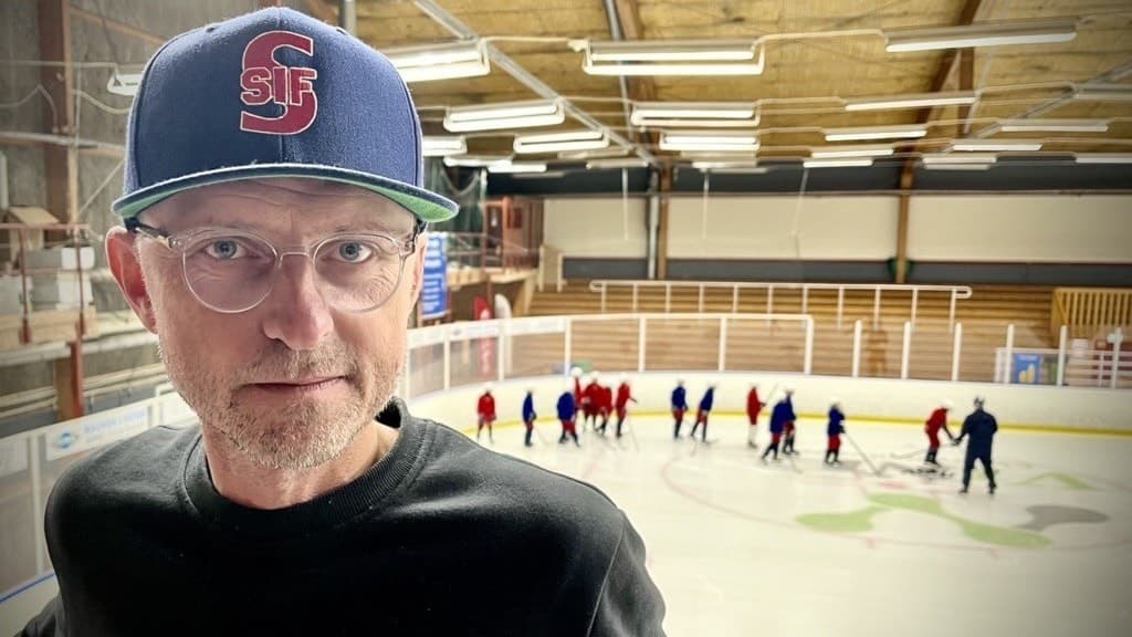 Johan Sandberg, Säters IF:s ordförande, framför ishockeyrink. 