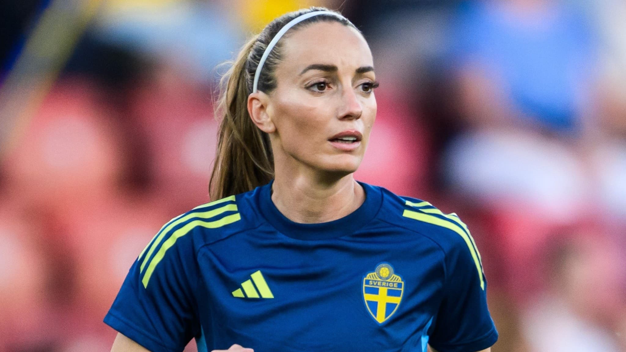 Kosovare Asllani, klädd i den svenska landslagströjan med blått och gult, ses på fotbollsplanen inför kvartsfinalen mellan Sverige och England i UEFA Women's Euro 2025 i Zürich.