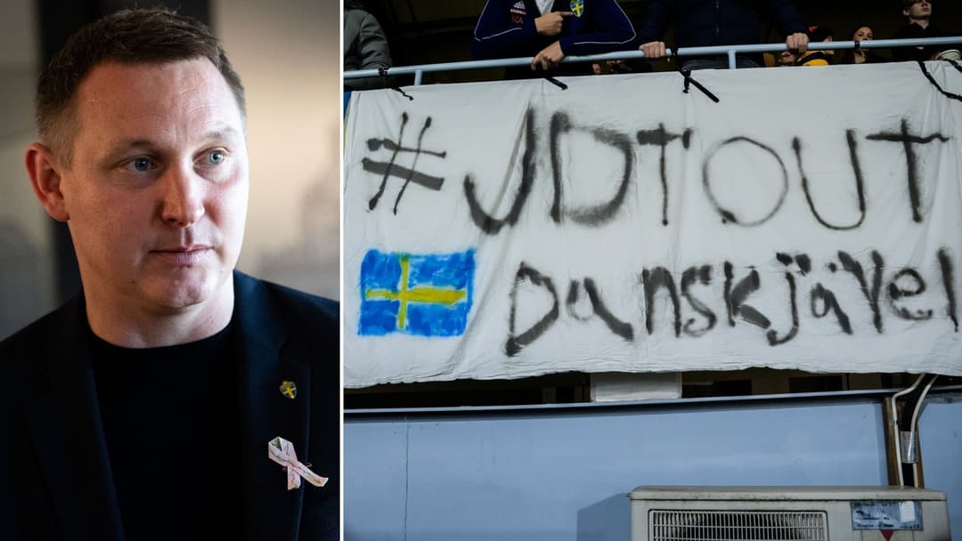 Kim Källström till vänster och en banderoll med texten '#JDTOUT danskjävel' och en svensk flagga visas till höger, upphängd av supportrar på en läktare.