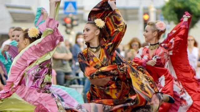 Du kan lyssna på romsk musik via Radio Romano på Sveriges Radio – ett program som sprider glädje, kultur och historia genom musik och berättelser.
